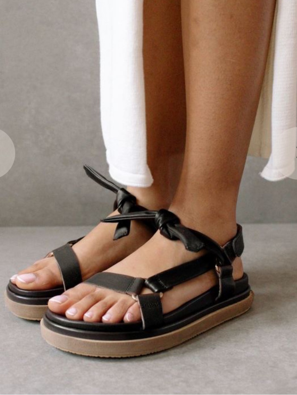 Alohas Size 38 Tied Together Sandals in Black